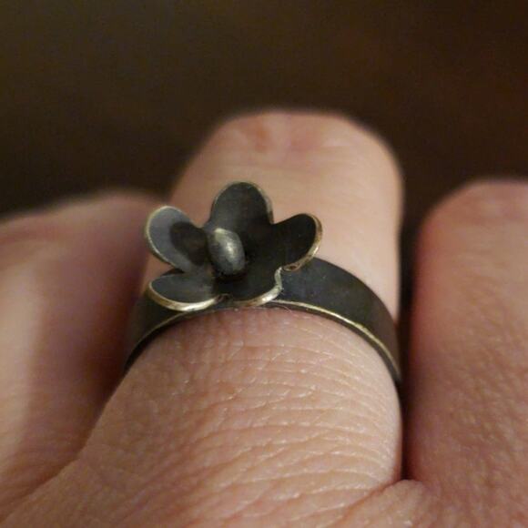 Handmade Argentium Silver Oxidized Flower Ring, size 8.25 - Picture 2 of 7